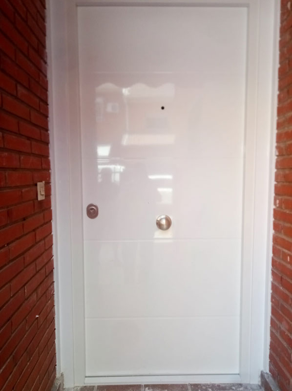 instalacion de puerta acorazada de color blanco