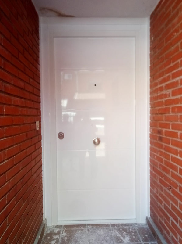 instalacion de puerta acorazada de color blanco